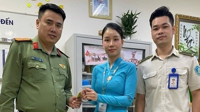 Une touriste a fondu en larmes en retrouvant sa bague en diamant perdue à l'aéroport de Da Nang.