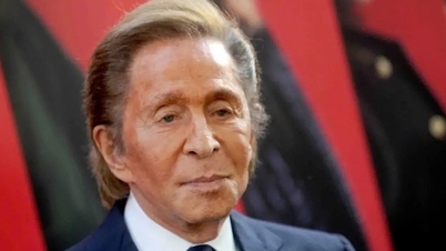 Admirez les créations exquises de Valentino Garavani, le créateur d'une mode royale.