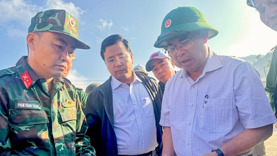 Líderes do Comitê Popular da Cidade de Da Nang inspecionam o andamento das obras do internato interclasses da comuna de Hung Son.