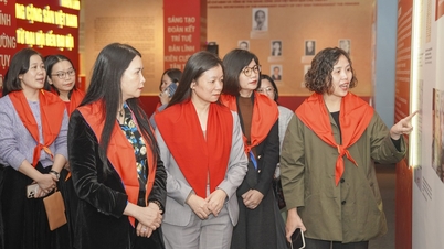 Vietnam Kadınlar Birliği Merkez Komitesi, "Vietnam Komünist Partisi - Kongreden Kongreye" sergisini ziyaret etti.