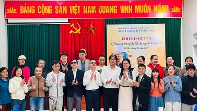 Hanoi: Persoanele cu deficiențe de vedere depășesc barierele tehnologice pentru a stăpâni economia digitală.