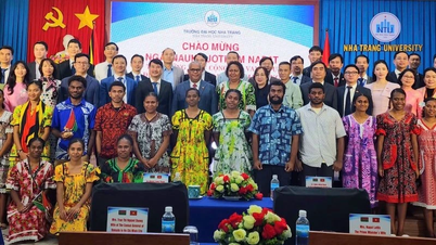 De premier van de Republiek Vanuatu bezoekt en werkt aan de Nha Trang Universiteit.