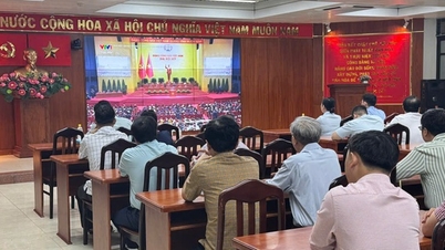À Hô Chi Minh-Ville, la population a suivi avec enthousiasme la cérémonie d'ouverture du 14e Congrès national du Parti.
