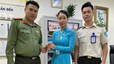 Turister tackar gränspolisen på Da Nang flygplats för att de återfått en förlorad diamantring.