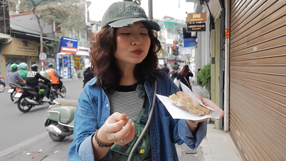 A unique treat in Hanoi is attracting foreign tourists, priced at 10,000 VND per piece.