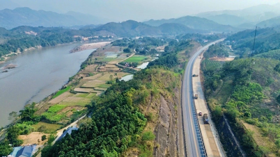 Snímky rychlostní silnice Noi Bai - Lao Cai po více než 3 měsících výstavby jejího rozšíření.