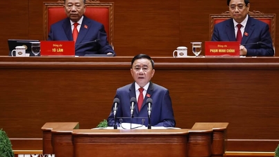 쩐깜뚜 동지(정치국 위원 겸 중앙위원회 상무서기)는 당 제13차 중앙위원회의 영도 및 방향성 검토 보고서를 제출했습니다.