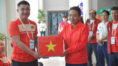 Kültür, Spor ve Turizm Bakanlığı yetkilileri, 13. ASEAN Paralimpik Oyunları'nda Vietnam Paralimpik Takımını ziyaret ederek desteklerini iletti.