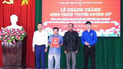 คณะกรรมการแนวร่วมปิตุภูมิเวียดนามประจำตำบลวันนิงห์ ได้เปิดโครงการ "ถนนธงชาติ" อย่างเป็นทางการ