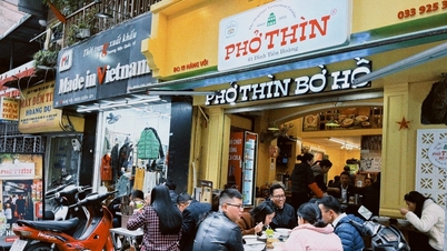 Der Moment, als das 71 Jahre alte Restaurant Pho Thin am Ho-See abgerissen wurde.