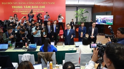 팜 민 찐 총리가 당 제14차 전국대표대회를 방문하여 기자들을 격려했다.