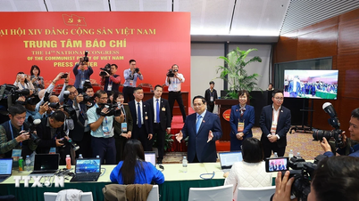 Toàn cảnh Thủ tướng thăm Trung tâm Báo chí Đại hội XIV của Đảng