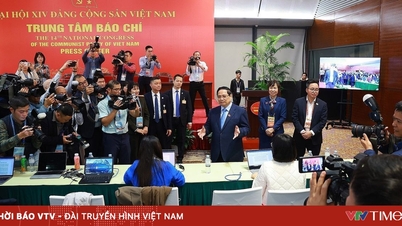 Prime Minister Pham Minh Chinh visits and encourages journalists covering the 14th National Congress.