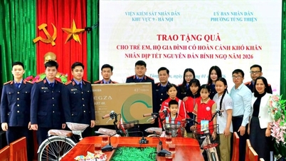 A 9. régió – Hanoi népi ügyészsége Tet-ajándékokat adott át Tung Thien gyermekeinek és hátrányos helyzetű családjainak.