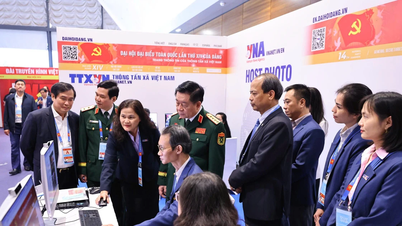 Jenderal Nguyen Trong Nghia mengunjungi wilayah operasional VNA (Vietnam News Agency).
