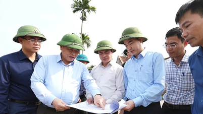 Der stellvertretende Vorsitzende des Provinzvolkskomitees, Dinh Cong Su, begutachtet die Maßnahmen zur Bekämpfung des Erdrutsches am Fluss Thao.