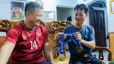 Gia đình Xuân Bắc dọn cỗ chờ 'đại chiến' U23 Việt Nam - U23 Trung Quốc