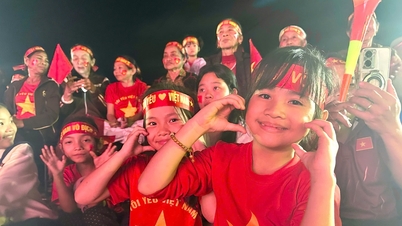 Dinh Bac, Hieu Minh a Xuan Bac ze svých domovských měst „pohánějí“ zápas vietnamského týmu do 23 let proti Číně do 23 let.