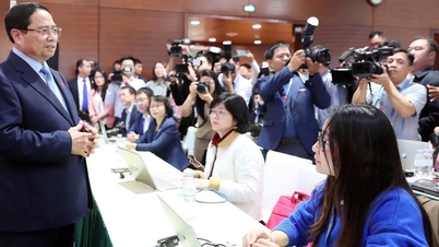 Başbakan Pham Minh Chinh, Vietnam Komünist Partisi'nin 14. Ulusal Kongresi'ni takip eden gazetecileri ziyaret ederek onlara destek verdi.