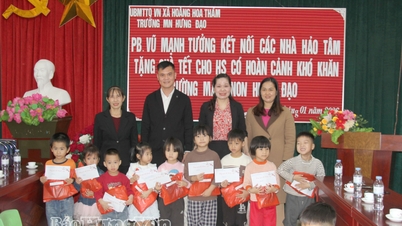 Filantropos doam presentes de Tet na comuna de Hoang Hoa Tham.