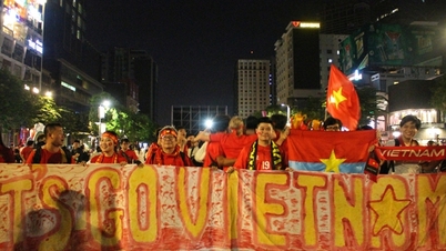 Fanoušci Ho Či Minova Města, kteří zmeškali finále, posílají povzbuzující slova vietnamskému týmu do 23 let.
