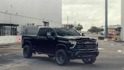 Chevrolet Silverado 2500HD Z71 phong cách "hiệp sĩ bóng đêm" với mâm Vossen