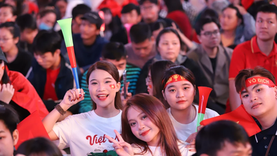 Kibice „pomalowali” deptak Nguyen Hue na czerwono, dopingując drużynę Golden Star Warriors podczas meczu z chińską drużyną U23.