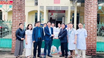Exames médicos gratuitos e distribuição de medicamentos na comuna de Tan Quang.