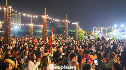 Restoran dan toko-toko dipenuhi penggemar yang bersorak mendukung tim U23 Vietnam dalam 'pertandingan besar' mereka melawan tim U23 China.