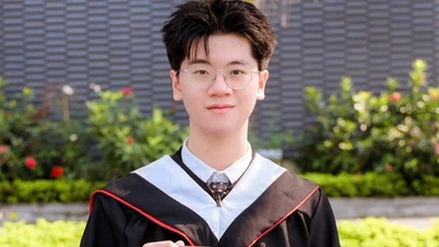 นักเรียนที่ได้คะแนนสูงสุดถูกขนานนามว่า "หนุ่มหล่อที่ฉีกหนังสือทิ้งแล้วเดินออกไป"