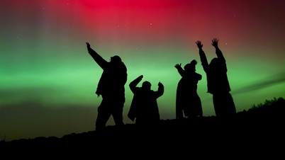 Aurora borealis 'menyimpang' ke Eropa, menerangi langit di tengah musim dingin.