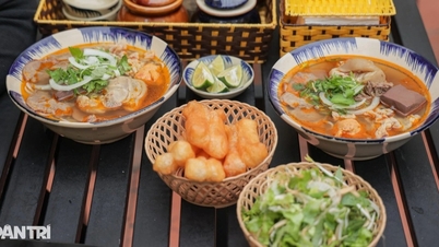 Westliche Touristen sind beeindruckt, als sie in einer alten Villa in Hanoi eine Rindfleischnudelsuppe nach Hue-Art essen.