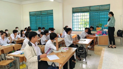 An Giang continúa evaluando, nombrando y promoviendo a los docentes a rangos profesionales más altos.