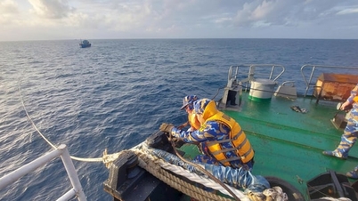 A embarcação Trường Sa 10 resgatou prontamente pescadores em perigo no mar.