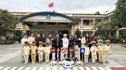 បរិច្ចាគ​សម្ភារៈ​បង្រៀន​សុវត្ថិភាព​ចរាចរណ៍​ដល់​សាលា​មត្តេយ្យ​ង្វៀន​ធី​មិញ​ខាយ។