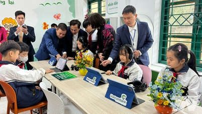 Vietcombank передає «Зелену бібліотеку» середній школі Бінь Тхань.