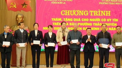 Besuche bei einflussreichen Personen in den Stadtteilen Thao Nguyen und Moc Chau und Überreichen von Geschenken.
