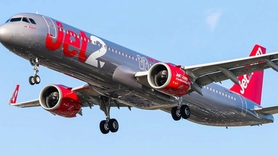 Un avion decolează lăsând în urmă 36 de persoane pe aeroport; pasagerii își exprimă indignarea.