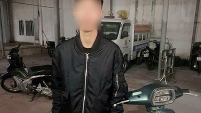 Anggota pasukan keselamatan membantu seorang pelajar lelaki 'menyimpan' basikal elektriknya yang ditinggalkannya di pintu pagar sekolah pada tengah malam.