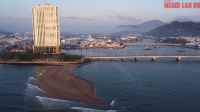 Nha Trang: Cồn cát lạ giữa cửa biển thành điểm check-in hút khách