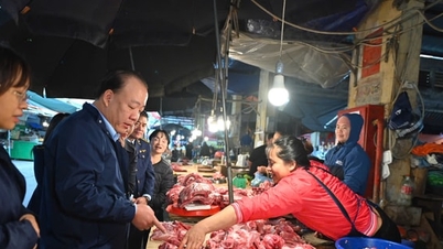 Ministerul Industriei și Comerțului inspectează piața de bunuri de sărbătorile Tet din Hanoi.