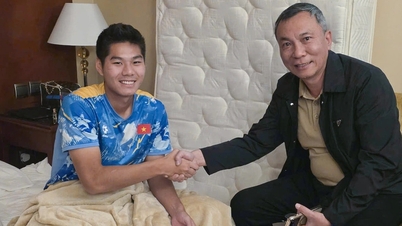 Chủ tịch VFF Trần Quốc Tuấn thăm và động viên trung vệ Nguyễn Hiểu Minh
