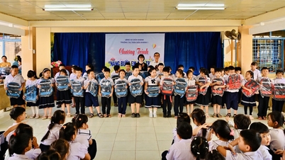 «ដើរឆ្លងកាត់រដូវទឹកជំនន់ជាមួយគ្នា» ខិតខំធានាថាគ្មានសិស្សណាម្នាក់ត្រូវបានទុកចោលដោយសារតែគ្រោះមហន្តរាយធម្មជាតិឡើយ។