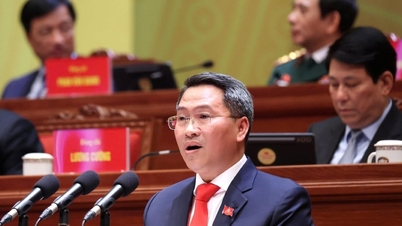 14th Party Congress: Clearer decentralization and delegation of power are needed in economic management.