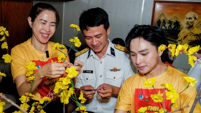 នាំយកបុណ្យតេត (បុណ្យចូលឆ្នាំចិន) មុនកាលកំណត់ជូនដល់ទាហាន និងជនក្រីក្រ។