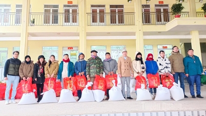 Die Freiwilligengruppe Thien Tam An verteilte Tet-Geschenke an arme Haushalte in der Gemeinde Khau Vai.