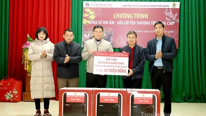 มอบของขวัญเพื่อสวัสดิการสังคมแก่เด็กนักเรียนและครัวเรือนยากไร้ในตำบลลัมบิ่ญ