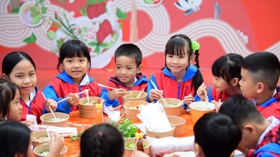 Acecook Vietnam приносить «Фо кохання» мешканцям Хоатхіня, епіцентру повені.