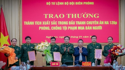 Nghe An Sınır Muhafızlarına, insan kaçakçılığı şebekesini çökertmedeki olağanüstü başarılarından dolayı ödüller verildi.