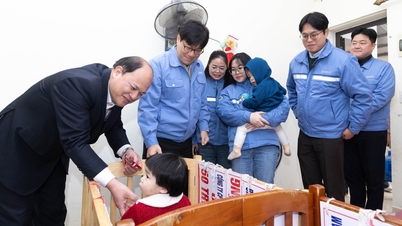 ບໍລິສັດ POSCO ຫວຽດນາມ ມອບຂອງຂວັນປີໃໝ່ໃຫ້ເດັກກຳພ້າທີ່ສູນກິດຈະກຳມະນຸດສະທຳຫາຍຟ່ອງ.